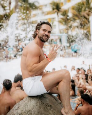 José de la Torre Instagram - La felicidad de llegar a Canarias, ver a tus amigos, agarrar un mojito y ponerte a cantar hasta que se te rompa la voz. 

Eso ha sido Desalia 2024. 

Y eso es gracias al team que hay detrás de @ronbarcelospain que cada año se supera.