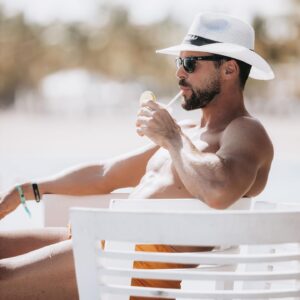 José de la Torre Instagram - A relaxing cup of juguito mirando el Caribe.