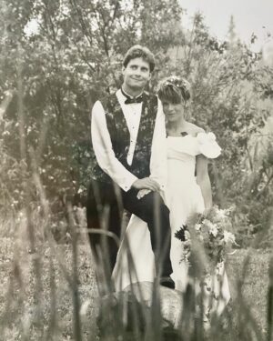 Josée Lavigueur Instagram - 30 ans de complicité, de folies et d’aventures …Un peu de tout… des ptits, des grands et de “moyens moments” 🤪 Mais surtout du beau et du doux🩷💙
Et dans tout ça… le plus beau cadeau qui soit…vous 2 nos belles exploratrices de la vie! Sarah et Léane Klinkow
@sarahlaphysio @lelelines 
Norm…JTM🎈🩷c était un petit mariage champêtre à Eastman! On n’oubliera jamais cette intense journée d’orages, d’électricité (et son départ (haha) et de bonheur 😂🩷