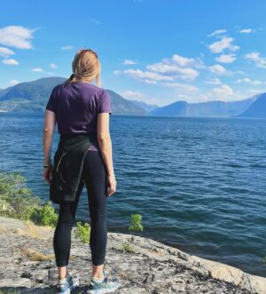 Josée Lavigueur Instagram - Beaucoup d’émotions… tant de beauté…peu de mots: «photos dépôt » de la Norvège🏔️💚
Et claquée aussi HAHA🤪
Il est 23h…. Il fait clair….on dirait 20h00 en juillet, au Québec!
Je m’en vais me coucher dans ma cabine à Fjarland, avec un toit en gazon! 😀