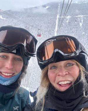 Josée Lavigueur Instagram - Une dernière magnifique journée avec ma physio pref! Les grandioses montagnes Whistler et Blackcomb! Des moments fous et inoubliables ⛰️🌲💚
Merci @sarahlaphysio 🩷 de me laisser vivre encore de si belles aventures avec toi!