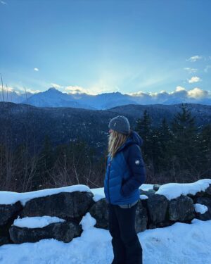 Josée Lavigueur Instagram - Une dernière magnifique journée avec ma physio pref! Les grandioses montagnes Whistler et Blackcomb! Des moments fous et inoubliables ⛰️🌲💚
Merci @sarahlaphysio 🩷 de me laisser vivre encore de si belles aventures avec toi!