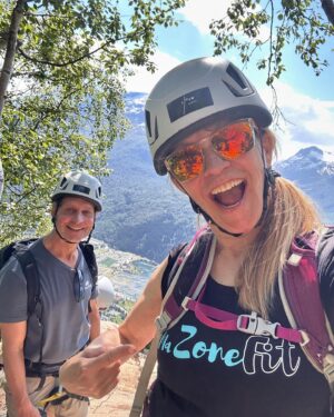 Josée Lavigueur Instagram - 30 ans de complicité, de folies et d’aventures …Un peu de tout… des ptits, des grands et de “moyens moments” 🤪 Mais surtout du beau et du doux🩷💙
Et dans tout ça… le plus beau cadeau qui soit…vous 2 nos belles exploratrices de la vie! Sarah et Léane Klinkow
@sarahlaphysio @lelelines 
Norm…JTM🎈🩷c était un petit mariage champêtre à Eastman! On n’oubliera jamais cette intense journée d’orages, d’électricité (et son départ (haha) et de bonheur 😂🩷