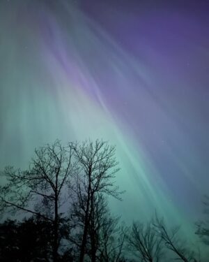 Josée Lavigueur Instagram - Le ciel de l’Estrie a dansé cette nuit💫
Je n’ai utilisé aucun filtre et pourtant à l’oeil nu,  il y avait moins de couleurs… Le résultat sur  mon cell est si joli!!! La 2e photo est spéciale ….🌟
Que j’aimmmmme admirer le ciel et son immensité 😀
#auroresboreales