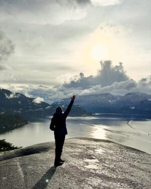 Josée Lavigueur Instagram - Petite virée à Squamish en Colombie Britannique Pour retrouver ma belle Sarah dans ce paradis du grand air !  Sarah est la physio  de Ma Zone Fit. Avec une collègue Marie-Eve,  Sarah  a déposé plusieurs capsules  Conseil  et exercices sur MZF dans une zone spécialisée.  Nous avons pris un moment pour répondre à quelques questions des membres et nous profitons de cette incroyable  coin de pays!
@sarahlaphysio 🌲⛰️💚