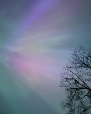 Josée Lavigueur Instagram - Le ciel de l’Estrie a dansé cette nuit💫
Je n’ai utilisé aucun filtre et pourtant à l’oeil nu,  il y avait moins de couleurs… Le résultat sur  mon cell est si joli!!! La 2e photo est spéciale ….🌟
Que j’aimmmmme admirer le ciel et son immensité 😀
#auroresboreales