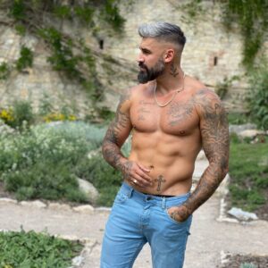 Josef Kůrka Instagram - Foceni pro @topzlatnictvi.eu  Pokud hledáš super zlaté šperky mělo by být @topzlatnictvi.eu  jasná volba 💪 Nebo pokud na vás leze jaro májí i snubní prsteny 😀🥰 Proste všechno za nej ceny mrkni na www.topzlatnictvi.com  #zlato #diamante #summer #czechgirl #czechboy #body #vibes #mood #instagood #photo #photooftheday #nature #sunsetlovers