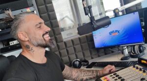 Josef Kůrka Instagram - Dnešní povídání na @relaxradio  kdo to neslyšel o hodně přišel 😀😀😀 Moc dekuji za pozváni @dan_adam_ovesny 💪 porovnávání bicepsů nemohlo chybět samozřejmě 💪💪#relax #radio #talk #talkshow #czechboy #smile #patek #friday