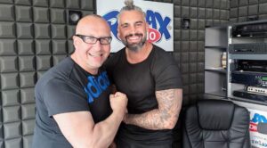 Josef Kůrka Instagram - Dnešní povídání na @relaxradio  kdo to neslyšel o hodně přišel 😀😀😀 Moc dekuji za pozváni @dan_adam_ovesny 💪 porovnávání bicepsů nemohlo chybět samozřejmě 💪💪#relax #radio #talk #talkshow #czechboy #smile #patek #friday