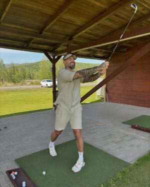 Josef Kůrka Instagram - Golfový čarodej, přemýšlím, že se tím budu živit 😀😀💪Děkujeme za lekci, rozhodně nebyla poslední 💪👍 Ještě jeden, dva tréninky a přijímám výzvu 💪😀 @golfterasy  #golf #green #sport