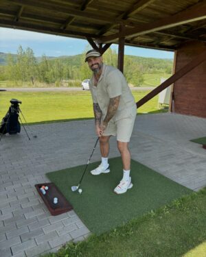 Josef Kůrka Instagram - Golfový čarodej, přemýšlím, že se tím budu živit 😀😀💪Děkujeme za lekci, rozhodně nebyla poslední 💪👍 Ještě jeden, dva tréninky a přijímám výzvu 💪😀 @golfterasy  #golf #green #sport