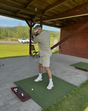 Josef Kůrka Instagram - Golfový čarodej, přemýšlím, že se tím budu živit 😀😀💪Děkujeme za lekci, rozhodně nebyla poslední 💪👍 Ještě jeden, dva tréninky a přijímám výzvu 💪😀 @golfterasy  #golf #green #sport
