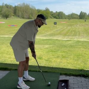 Josef Kůrka Instagram - Golfový čarodej, přemýšlím, že se tím budu živit 😀😀💪Děkujeme za lekci, rozhodně nebyla poslední 💪👍 Ještě jeden, dva tréninky a přijímám výzvu 💪😀 @golfterasy  #golf #green #sport