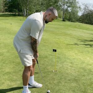 Josef Kůrka Instagram - Golfový čarodej, přemýšlím, že se tím budu živit 😀😀💪Děkujeme za lekci, rozhodně nebyla poslední 💪👍 Ještě jeden, dva tréninky a přijímám výzvu 💪😀 @golfterasy  #golf #green #sport