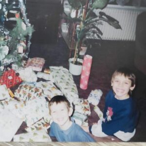 Josef Kůrka Instagram - Já a můj bratr ☺️😁✌️Když se blíží ty Vánoce 😀Škoda, že už nemáš ty sloni uši 😕😂😂😂 ❤️❤️ Jak bylo u vás za mlada ? Pohoda ? 😀💪 #bratri #jak #se #patri