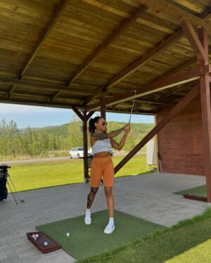 Josef Kůrka Instagram - Golfový čarodej, přemýšlím, že se tím budu živit 😀😀💪Děkujeme za lekci, rozhodně nebyla poslední 💪👍 Ještě jeden, dva tréninky a přijímám výzvu 💪😀 @golfterasy  #golf #green #sport