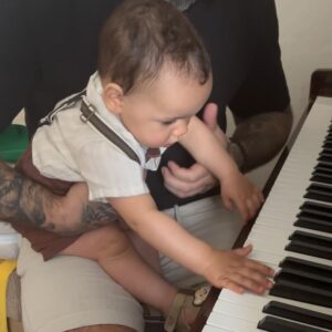 Josef Kůrka Instagram - Malej virtuos ❤️Sice tatínek má absolutní hudební hluch, ale třeba na tom budeš o něco lépe 😀👍❤️#music #virtuosa #love #son #dad