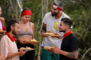 Josef Kůrka Instagram - Na hrdiny se konečně usmálo štěstí. 🤩🙏🏽
Promíchání kmenů jim očividně prospělo a sbírají jednu odměnu za druhou 💪🏾🍸🍗🍝
.
.
.
.
.
#survivor2023 #odmena #hrdinove #plnybricho #🚩