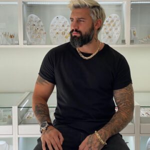 Josef Kůrka Instagram - Dnešní foceni a natáčení pro @topzlatnictvi.eu  a pro nový e-shop @topjewelry.eu 😊Pokud chcete investovat nebo si jen udělat radost doporučuji ✌️👌 #top #gold #mensstyle #mensfashion #menstyle #mood #photoshoot #photooftheday #czechboy #tattoo #look #prague #work #job