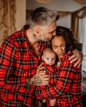 Josef Kůrka Instagram - Rafíkovo první opravdové focení ❤️Moc si to užil a my taky 😀❤️Děkujeme 🤝🙏Jak se vám výsledek líbí ? ☺️✌️ Nikdo nechce, aby byl Raf model, ale určité předpoklady tam jsou 😀 Rodina je nejvíc @angie.mangombe ❤️ #christmas #model #baby #smile