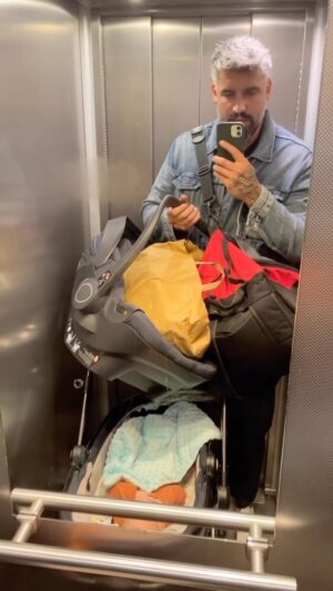 Josef Kůrka Instagram - Táta na plný pecky 😀😀znáte to taky ? ❤️😀Někdy bych si chtěl pořídit více rukou 😀😀❤️#father #tata #syn #love