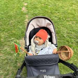 Josef Kůrka Instagram - Rafíka první Velikonoce ❤️ příští rok už budeš cupitat po svých ❤️😀😀 PS: všechny sladkosti ti sní Maminka a tatínek ❤️🤣😀 #love #my #baby #holiday #velikonoce