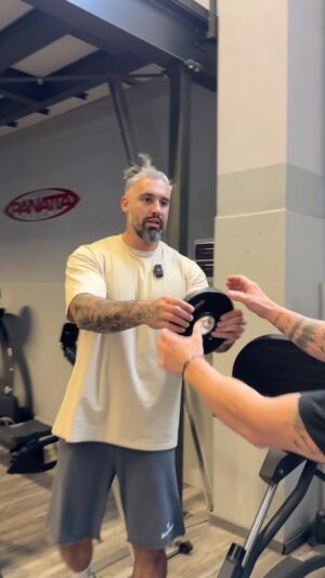 Josef Kůrka Instagram - Dneska do Ústí za @pepa_kurka - Obr a Hobit se vrací 🤷‍♂️😂… V @tclubusti jsme napumpovali nohy, vysekali břišáky a rozebrali realityshows a naše životy 🙉., 

Na videjko se můžete těšit za 2 týdny na mém YT 👊

🎥 @pavelveber.cz