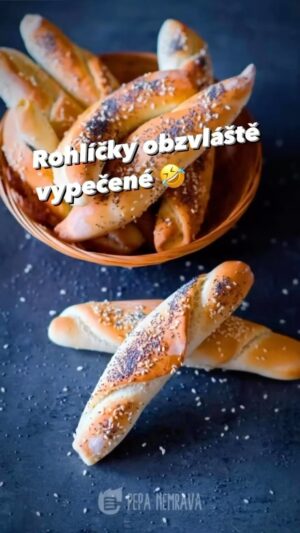 Josef Nemrava Instagram - 🥐Rohlíčky obzvláště vypečené🤪

Včera jsem přidal dršťkovou polévku a pod ní se objevil komentář, že prý slané rohlíčky by se k ní hodily😅 tak tady jsou.
Sice zase recept z archívu, ale zase jsem k němu přidal “básnický” koment, tak snad potěší🙈😅 a když né, tak si vypněte zvuk😉🤦🏼‍♂️🤪

🚰250ml teplé vody
🪔2 PL rostlinného oleje
🥖1 pytlík sušeného droždí
🎂1 lžička cukru
🧂1 lžička soli
🍚380g hladké mouky

🥐Do misky nalijeme teplou vodu, přidáme droždí, olej, cukr a necháme 10 minut pracovat.
🥐Mouku smícháme v druhé míse se solí a po 10 minutách přidáme ke kvásku a vyhněteme těsto
🥐Když máme těsto hezky uhnětené, tak si ho vyklopíme na pomoučenou pracovní plochu a rozdělíme na 8 dílků a vytvoříme “kuličky
🥐Každou kuličku od poloviny rozválíme od sebe, pak do každé strany a srolujeme do rohlíku (prostě uděláme trojúhleník)🤣😉
🥐Rohlíky potřeme slanou vodou, posypeme mákem a sezamem 
🥐Pečeme na 180st 15 minut a pak na 220st 5 minut

A opravdu se nenechávají vykynout😉

Dobrou chuť