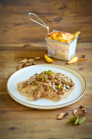 Josef Nemrava Instagram - Hovězí stroganoff - klasická hospodská minutka, kterou zase každý dělá jinak a tak mi napište jak to děláte vy a proč já to mám úplně špatně😂

Ze čtvrtečního kurzu Steakování (odkaz na moje kurzy najdete v BIU) mi zbylo kus vyzrálého vysokého roštěnce.
Bohužel na steak fakt už chuť nebyla, tak proč neudělat jinou rychlovku v podobě hovězího Stroganoff😉
Ano Stroganoff se dělá jako minutka a fakt se nedusí, tak si snad šplhnu u těch co posledně měli problém u trhaného masa s 9 hodinami v troubě. Tady ušetříte za elektřinu, ale zas bohužel potřebujete vyzrálý hovězí steak, což taky leze do peněz😅🙈

Jo a taky sem to na popud několika z vás zkusil namluvit. Bohužel jsem starej nudnej morous, tak nečekejte nic vtipného a dejte mi vědět jestli příště s mluveným slovem a nebo mám raději držet hubu.😉
A nesnáším svůj hlas, tak si toho važte😂😅🙈

Vyzrálý steak ve vakuu dnes koupíte v každém větším supermarketu a když chytnete akci, tak i za rozumnou cenu. 300 g steak vám vyjde ve směsi na dvě porce, tak to nebude zas tak ekonomicky náročné, jak se z počátku může zdát.

300 g  vyzrálého vysokého roštěnce - rib eye (může být i jaký kolik jiný vyzrálý steak)
1 šalotka
1/2 cibule
2 kyselé okurky já měl cornichonky, tak jsem jich dal malou hrst
Hrst sušených hub
1 PL sádla
100 ml bílého vína
3 PL zakysané smetany
50 ml smetany 33%
Sůl
Pepř

Maso si nakrájíme na nudličky zhruba 1x1 cm,  zprudka orestujeme na sádle ze všech stran (restujte max 2 minuty), vyndáme z pánve, osolíme a opepříme.
Na výpeku si pěkně do zlatova orestujeme cibuli a šalotku nakrájené na malé měsíčky.
Přidáme vymačkané pokrájené houby, okurky na kostičky osolíme, opepříme a chvilku zarestujeme.
Směs zalijeme vínem 10-12 minut provaříme, tak aby se odpařil alkohol.
Zakysanou a normální smetanu si smícháme, směs s ní zalijeme, přidáme šťávu co nám pustilo maso a 5-6 minut provaříme. 
Nakonec vrátíme maso do pánve promícháme a dáme mimo plamen.

K tomu domácí hranolky a nebo dušená rýže a co víc si člověk může přát😅

Dobrou chuť

#stroganoff #stroganof #recept #videorecept #pepanemrava #pepavari #tradicnirecept #tradicnijidlo #recepty #tradicnireceoty