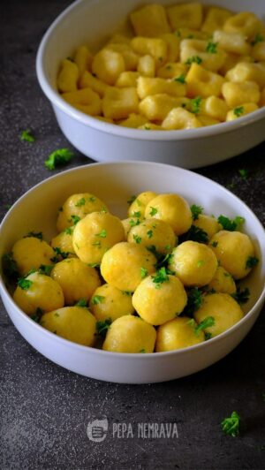 Josef Nemrava Instagram - 🥔Bramborové Noky a Gnocchi [ňoky]🥔
A neb “jiný kraj jiný mrav”.

🌶Včera jsem dělal jednoduché kuře na paprice a k němu noky. A opravdu jste mě moc příjemně překvapili vaším zájmem o recept.
Ale ještě víc mne překvapil váš zájem o noky.
Tak tady máte jeden starší videorecept.

🥔600g brambor ideálně typ “C”
🍚200g hrubé mouky (plus na posypání)
🥚2 vejce
🧂Sůl
🧈Máslo
🌱Hrst sekané petrželky

🥔Brambory uvaříme v osolené vodě (ideálně den dopředu).
🥔Dáme si vařit osolenou vodu.
Brambory oloupeme, nastrouháme na jemném struhadle a rozdělíme na dvě hromádky.
🥔Do hromádky uděláme důlek, vyklepneme vajíčko, osolíme a propracujeme.
🥔Přidáme mouku a rychle vypracujeme těsto (těsto má snahu řídnut, tak si s ním moc nehrajte)
🥔Těsto rozdělíme na 4 části a vyválíme válečky o průměru zhruba 2 cm.
🥔Válečky rozdělíme na stejné dílky a vyválíme kuličky. Ty dáme vařit do vody a odlepíme měchačkou od dna. 
🥔Když noky vyplavou na povrch, tak vaříme ještě 5 minut. Pak vyndáme do misky, přidáme kousek másla, promícháme a dáme do trouby na 50st. Před podáváním posypeme petrželkou.
⏲Těsto na Gnocchi se dělá úplně stejně, jen válečky budou 1,5 cm a místo kuliček uděláme do každého dílku prstem důlek.
⏲Když Gnocchi vyplavou, tak je vaříme zhruba 2 minuty, pak promícháme s máslem a zase šup do trouby na 50st.

Dobrou chuť

#varenie #pepavari #recept #zdraverecepty #foodlover #foodie #instafood #dnesjim #yummy #foodphotography #zdravejidlo #food #foodie #vareni #brambory #zdravastrava #knedlik #testo #foodporn #foodporno  #jimezdrave #jidlonaprvnimmiste #gnocchi  #pepanemrava #noky
