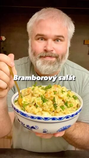 Josef Nemrava Instagram - 🥔Bramborový salát z brambor co vařím 6 hodin😉😅🙈

Já měl množství na 12kg salátu, tak to, jak je u mne zvykem, nesedí podle množství v receptu🤣

A než zavrhnete 6 hodin vařené brambory v přesyceném solném roztoku, tak to nejdřív zkuste. Lepší přípravu brambor na salát opravdu neznám.

A má takovou otázku☺️🙏
Dáváte do bramborového salátu salám (šunku) a nebo je to za vás kravina??🤔🤔

800 g brambor
4 vajíčka
3 mrkve (já měl i žlutou)
1/4 celeru
1 žlutá cibule
1 červená cibule
150 ml vinného octa
80 g cukru
4 kuličky nového kuření
2 bobkové listy
5 kuliček černého pepře 
8 PL majonézy
150 g kyselých okurek
200 ml láku z okurek
2 PL plnotučné hořčice
80 g mraženého hrášku
Hrst nasekané zelené petrželky
Sůl
Pepř

Den dopředu si uvaříme brambory ve slupce a vajíčka natvrdo.
Brambory uvaříme tak, že do 2 litrů vody dáme 6 PL soli a brambory, které pak
vaříme 6 hodin na mírném plameni.
Den dopředu si naložíme i kořenovou zeleninu a cibuli do nálevu, 
300 ml vody, 150 ml octa, 20 g soli, 80 g cukru, bobkové listy, nové koření a celý pepř, lák z okurek. 
Nálev přivedeme k varu a 5 minut povaříme. Přidáme na kostičky nakrájenou cibuli, mrkev, celer a provaříme ještě 5 minut.
Druhý den si oloupané brambory a vajíčka, nakrájíme na větší kostičky a dáme je do mísy, přidáme scezenou naloženou zeleninu, hořčici, kyselé okurky
na kostičky, majonézu, rozmražený hrášek, nasekanou petrželku, osolíme, opepříme a vše opatrně zamícháme.
Salát necháme do druhého dne naležet.