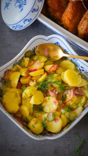 Josef Nemrava Instagram - 🥔Lehký bramborový salát

A jestli chcete i recept na skvělej, telecí, Vídeňskej řízeček, tak mi napište😉

🥔1 kg brambor
🧅1 červená cibule
🍷5 PL vinného octa
🍸1 dcl láku z okurek
🥒6 ks kyselých okurek
🍯2 PL plnotučné hořčice
🍰1 PL cukru
🌿Hrst nasekaného kopru
🧂Sůl
🧂Pepř

🥔Ještě teplé brambory uvařené ve slupce si oloupeme a společně s okurkami nakrájíme na kolečka.
🥔Do rendlíku si nalijeme ocet, lák z okurek, přidáme cukr, hořčici, osolíme, opepříme a 5 minut provaříme.
🥔Do láku dáme spařit cibuli nakrájenou na čtvrtkolečka, vše přidáme k bramborám a zamícháme.
🥔Nakonec přidáme nasekaný kopr a znovu zlehka promícháme.

Dobrou chuť