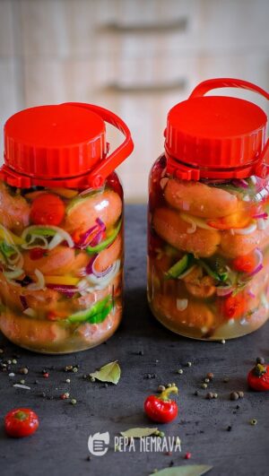 Josef Nemrava Instagram - Utopenci

Zase jeden starší recept, ale opakování je matka moudrosti. 
A když vám tak chutnají, tak ať si je zopakujeme.😉

Tak kdo už je taky zkoušel? 

40 špekáčků
3 červený cibule
3 žlutý cibule
1 červená paprika
1 zelená paprika
1 žlutá paprika
1 sklenice okurek
1 sklenice kulatých feferonek
Chilli papričky dle chuti a uvážení.

Na promazání: 
2 PL dijonské hořčice
1 ČL sušeného česneku
3 ČL grilovacího koření

Špekáčky prokrojíme, ale nedokrojíme, promažeme směsi hořčice, gril. koření, česneku a plníme plátkem okurky a půlkolečkem cibule.
Zbytek zeleniny nakrájíme a skládáme vždy mezi vrstvy utopenců.

Lák na utopence:
2l vody, 0,8l octa, 2 PL cukru, 2 ČL soli, 1 PL sušeného česneku, 1PL nového koření, 1PL celého pepře, 6 bobků, lák z okurek, lák z nakládaných feferonek.
Svaříme a necháme vystydnout na zhruba 70st a zalijeme utopence.

Necháme na chladném místě minimálně 14 dní naležet. Utopenci vydrží v klidu tři měsíce a víc.

#jidlo #jidlonaprvnimmiste #jidlojelaska #utopenci #food #recepty #vareni #varenijeradost #jidlojezaklad  #varenie #pepavari #recept #recepty #zdraverecepty #foodlover #jidlo #zdravejidlo #food #leto #foodie #instafood #vareni #dnesjem #fitness #yummy #zdravastrava #instagood #fitrecepty #foodstagram #spekacky #foodporn #burty #jimezdrave #jidlonaprvnimmiste