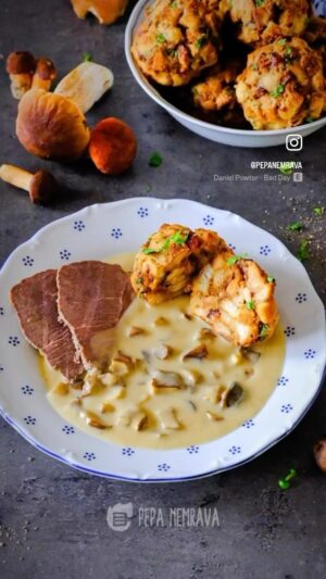 Josef Nemrava Instagram - 🍄Houbová omáčka🍄

Konečně jsem našel pár hříbků, recept je sice z archívu, ale nebojte mám ještě další v plánu😉

Co u vás už rostou?

🥩900 g hovězího masa
🍄miska nakrájených hub
🥛smetana 33%
🍼zakysaná smetana
🍷2 PL octa
🍚2 PL mouky
🧈2 PL másla
🧂10 kuliček nového koření
🧂15 kuliček celého pepře
🌱5 bobkových listů
🧄4 stroužky česneku
🧂Sůl
🧂Pepř

🍄Maso si dáme do hrnce se studenou vodou, přidáme bobkový list, nové koření, pepř, česnek a uvaříme si vývar (když nebudete vývarem míchat a necháte ho zvolna probublávat, tak bude krásně čirý)
🍄Houby si očistíme, nakrájíme, propláchneme, dáme do hrnce, zalijeme 1 litrem vývaru, přidáme sůl, ocet a vaříme 15 minut.
🍄V rendlíku si mezi tím uděláme z másla a mouky tmavě růžovou jíšku a za stálého míchání do ní přidáváme 0,5 litru vývaru. Následně přidáme smetanu, zakysanou smetanu, rozmícháme a přilijeme k houbám.
🍄Omáčku ještě provaříme a případně dochutíme.

🍄Dobrou chuť 

#varenijeradost #jidlojezaklad #toprecepty #masterchefcz #varenie #pepavari #recept #zdraverecepty #foodlover #foodie #instafood #dnesjim #yummy #foodphotography #zdravejidlo #food #foodie #vareni #hovezi #zdravastrava #houbovka #fitrecepty #vecere #foodporn #foodporno  #jimezdrave #jidlonaprvnimmiste #omacka  #pepanemrava #houby