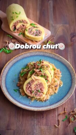 Josef Nemrava Instagram - 🍥Rolované plněné knedlíky🍥
O tomhle receptu mi vyprávěl kamarád u piva, že ho dělá jeho mamka, tak jsem si to musel vyzkoušet a musím říct, že jsme si pochutnali, tak proč vám to sem nedat😉

Upřímně, já se u rolování docela zapotil a druhá šiška mi trochu utekla, ale fakt jsme si pochutnali🤤🤤

Zelí se do videa nevešlo, ale natočené ho mám, tak dejte vědět, jestli chcete recept i na zelí, ať ho nepřidávám zbytečně😉😅

🥔800 g brambor
🍚400 g hrubé mouky
🥚3 vajíčka
🥩600 g uzeného vepřového masa
🧂8 kuliček nového koření
🧂10 kuliček pepře
🌿3 bobkové listy
🧄4 stroužky česneku
🧅1 cibule
🧈1 PL sádla
🌿1 hrst sekané petrželky
🧂Sůl
🧂Pepř

🥩Uzené maso si dáme do studené vody, osolíme, přidáme nové kořeni, celý pepř, bobkový list, česnek a vaříme do měkka.
🥩Maso si nameleme.
🥩Na sádle si zarestujeme cibulku do zlatova a přidáme k ní mleté maso.
🥩Zarestujeme, přidáme 3 dcl uzeného vývaru, chvilku provaříme, přidáme nasekanou petrželku a necháme odpočinout.

🥔Brambory uvařené ve slupce si oloupeme a nastrouháme na jemném struhadle
🥔Uprostřed uděláme důlek a do něj vyklepneme vajíčka
🥔Osolíme a propracujeme nejprve vajíčka s bramborami
🥔Přidáme hrubou mouku a teď už opravdu rychle (aby nám to neřídlo) vypracujeme těsto 
🥔Když máme těsto hotové, tak si ho rozdělíme na dvě části.
🥔Na balící fólii si dáme jednu část a rozválíme na 1 cm.
🥔Na placku naneseme vrstvu masové směsi,  zarolujeme do rolády a fólii utáhneme.
🥔Ve fólii dáme vařit do horké osolené vody na 30 minut
🥔Vyndáme, rozbalíme, nakrájíme, nandáme a sníme se zelím a smaženou cibulkou😉

Dobrou chuť