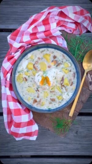 Josef Nemrava Instagram - 🌞Kulajda podle mojí babičky👵
Aktualizoval jsem zase starší recept.
A opět po delší době moje zvuková tvorba, chtělo to prostě ven no😅😂🙈 omlouvám se🙏😅😂

Namočíme si aspoň 2 hodinky dopředu 30g sušených hub
Ze dvou lžic másla a dvou lžic hladké mouky si uděláme tmavou jíšku
Jíšku na dvakrát zalijeme studeným kuřecím vývarem (1,2l) a důkladně rozmícháme
Přidáme 350 brambor nakrájených na kostičky, 2 deci vody z hub, osolíme a vaříme  brambory do měkka
Pak přidáme pokrájené houby, 3 lžíce octa, lžíci cukru a vaříme dalších 10 minut (brambory se díky octu nerozvaří)😉
Následně přidáme 200 ml smetany 33% a zase 10 minut povaříme.
Opatrně vyklepneme do polévky 4-6 vajíček a necháme vařit už jen minutku.
Vypneme plotýnku a před podáváním do polévky zamícháme nasekaný kopr

Dobrou chuť