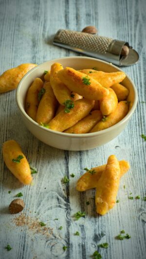 Josef Nemrava Instagram - 🥕🥔Bramborovomrkvové šišky🥔🥕
A další recept s komentovanou prohlídkou.
Co se týká komentování, tak víc ze mne už fakt nevytáhnete😅😂🙈

A kde třeba používáte mrkev vy?

400g brambor
150g mrkve
1 PL másla nebo sádla
200g polohrubé mouky
Špetka muškátového oříšků
2 vejce
sůl

Brambory ve slupce i mrkev si uvaříme do měkka, necháme schladnout a nastrouháme na jemném struhadle.
Uděláme důlek, přidáme vejce, osolíme, propracujeme, až pak přidáme mouku a svižně vypracujeme těsto.
Těsto si rozdělíme a vytvarujeme šišky, které vkládáme do vroucí osolené vody a odšťouchneme je od dna, ať se nepřilepí.
Šišky vaříme dokud nevyplavou na hladinu a pak dovaříme ještě 3-4 minuty.
Vyndáme je a dáme do studené vody, dokud naopak neklesnou ke dnu.
Na závěr šišky opečeme na másle, nebo na sádle.

Dobrou chuť