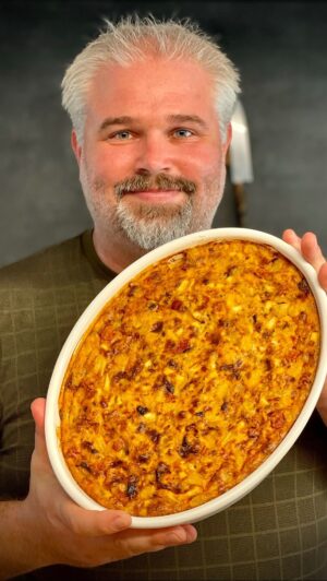 Josef Nemrava Instagram - 😂🥔🥓Francouzské brambory

Zde pár odpovědí na tradiční “hejty” ať se s nimi nezvaní rádoby odborníci nemusí zdržovat
1.A co je zas tohle?…To jsou Francouzské brambory, dnes již tradiční Český pokrm.
2.Jak to můžeš vařit ty prase?…. Ano můžu a chutná to celé naší rodině. Vyzkoušej😉
3.To je socialistická šlichta?…Není, je to ,,počeštěný,,bramborový ,,graten,, (francouzská příloha) a na ten tu již recept taky mám.😉
4.Češi musí narvat kečup do všeho?…v tomhle opravdu kečup není ale dávám si ho na to.😉😅
5.Francouzské brambory vypadají úplně jinak?…ano já vím, ale takhle jsem se je naučil já od mojí mamky a tak mi chutnají. Vy si je dělejte tak jak chcete, tento recept asi není úplně pro vás. 
6.Už nežer?…Když ono je to všechno tak strašně dobrý🤤🤤🤤
7.Co by ti na to řekli v MasterChefovi ty Celebrito?…To netuším, tam bych tohle skvělé jídlo nikdy nevařil.
8.Co ty pravopisné chyby a překlepy?… A recept se vám líbí?☺️
9.Přestávám sledovat…Děkuji, že jste to tak dlouho vydržel a třeba jindy a jinde na shledanou🙏☺️
10.Proč mluvíš jak de.bil? Aby se měl de.bil na co ptát.

Tak já myslím, že jsem nic nevynechal a můžeme přejít k receptu😂😅😂😅

V každém případě jestli vás napadá nějaký vtipný “hejt”, tak sem s ním dnes je to dovoleno🙏😅 jen prosím slušně.

🥔1,2 kg vařených brambor ve slupce
🥓400 g vařeného uzeného masa
🧈1 PL sádla
🥚8 vajec
🧅2 cibule
🌱Hrst majoránky
🧄3 stroužky česneku
🧂1 ČL kmínu
🌶️1 ČL mleté papriky 
🥛250ml smetany
🧂Sůl 🧂Pepř

🥔Brambory, uzené maso a 6 vajec si uvaříme v osolené vodě. Ideálně den dopředu
🥔Na sádle si orestujeme cibuli do zlatova a následně orestujeme i uzené maso na kostičky.
🥔Brambory a vajíčka prolisujeme přes “kolečko”, osolíme opepříme nastrouháme česnek, rozemneme majoránku, přidáme kmín, papriku  a opatrně smícháme s masem a dáme do vymazané zapékací misky
🥔V  misce si rozmícháme zbylá dvě vajíčka (pozor na skořápky😅🙈) se smetanou, přidáme ke směsi, uhladíme, otřeme okraje a dáme péct do trouby na 180st 40-50 minut

Tak dobrou chuť a hezký den♥️☺️