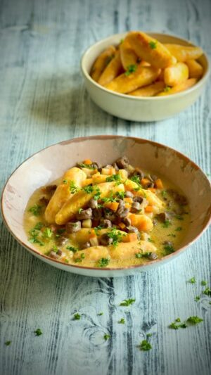 Josef Nemrava Instagram - ♥️Srdíčka na smetaně s kořenovou zeleninou a bramborovomrkvové šišky🥔🥕♥️

Tenhle recept mne dostal před 4 rokama rovnou do TOP16 v @masterchefcz A je pro mne důkazem, že jídlo nemusí být přeplácané a plné neznámých surovin, ale stačí pár ingrediencí a vyčarujete skvělou dobrotu za pár kaček. 

Vzpomínáte si ještě na naši řadu MCH?😅🙈🙈

600 g kuřecích srdíček
200g mrkve
150g celeru
150g petržele
2 PL másla
250 ml smetany 33%
1/2 cibule
špetka muškátového oříšku
500 ml kuřecího vývaru
2 žloutky
Šťáva z 1/2 citronu
sůl
pepř

POSTUP
Srdíčka si očistíme, odřežeme ošklivé konce (ty nechte do vývaru) a nakrájíme na kolečka (4mm).
Orestujeme na másle a vyndáme z hrnce (fakt restujte max 5 minutek.
V hrnci na výpeku zesklovatíme najemno nakrájenou cibuli a kořenovou zeleninu nakrájenou na kostičky.  
Zeleninu zalijeme vývarem, podle chuti osolíme, opepříme, zakápneme citronovou šťávou a vaříme 10 minut.
Poté zalijeme polovinou smetany a provaříme 5 minut.
Do druhé poloviny smetany zašleháme žloutky a za stálého míchání přiléváme do hrnce a ještě krátce provaříme.
Zastrouhneme dle chuti muškátovým oříškem a vrátíme srdíčka do omáčky a už jen krátce prohřejeme.

Dobrou chuť