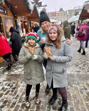 Josef Nemrava Instagram - 🎄Zítra je první adventní neděle, tak jsme zajeli do ČB na adventní trhy nasát trochu atmosféry.
Hlavně mám asi po 2 měsících volný víkend a v Borovanech pod viaduktem nám nejde celý den elektřina, tak jsme prostě vypadli z baráku😂🎄 #advent #vanoce #vanocnicas #pohoda #tesimesenajeziska