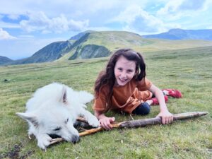 Josef Vrtal Instagram - Dva psi v rumunských horách 🐾⛰️
#fotrnatripu 
#karpaty 
#rumunsko
#cestovanisdetmi 
#cestovanisepsem 
#whiteswissshepherd