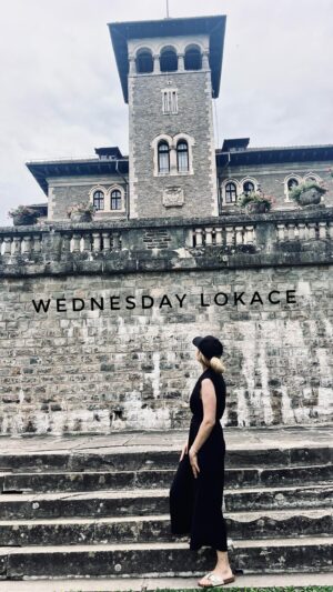 Josef Vrtal Instagram - #nevermoreacademy 🦇v #cantacuzinocastle 🏰
#wednesdayaddams #wednesday #lokace 
#rumunsko 
#fotrnatripu
#directcz
#directjizda