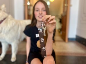 Josef Vrtal Instagram - 🐶🎉 Nový MERCH pro pejskaře! 🎉🐶
Na našem e-shopu právě přistála zbrusu nová Psí edice! 🐾 Ušili jsme pro vás pamlskovník, obal na doklady, svačinovník a klíčenku tak stylovou, že se váš pes bude chlubit v parku a všichni ostatní pejskaři  budou závidět! 😎
www.fotrnatripu.cz

#fotrnatripu 
#fotrnatripumerch #fotrsmeckanatripu #psimerch #novinka