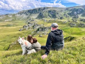 Josef Vrtal Instagram - Hory všude, kam se podíváš 🤍 
#fotrnatripu 
#transalpina 
#rumunsko
#cestovanisdetmi 
#cestovanisepsem 
#whiteswissshepherd 
#directjizda