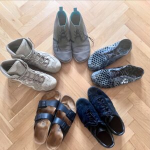 Josef Vrtal Instagram - Přípravy na cestu vrcholí, stresy jako pokaždé… vždycky vás hodně zajímá, co si balíme za boty, tuhle cestu asi takhle 🥾👟 každý 5 párů bot, jen Lumi je pod limit 😅
#fotrnatripu 
#pripravyvrcholi 
#baleni #boty