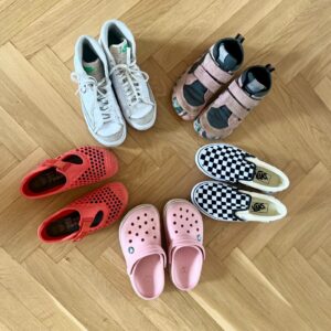 Josef Vrtal Instagram - Přípravy na cestu vrcholí, stresy jako pokaždé… vždycky vás hodně zajímá, co si balíme za boty, tuhle cestu asi takhle 🥾👟 každý 5 párů bot, jen Lumi je pod limit 😅
#fotrnatripu 
#pripravyvrcholi 
#baleni #boty