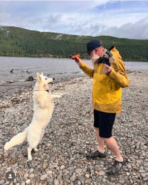 Josef Vrtal Instagram - Skandál u Jezera Loch Ness, naštvaní golfisti, kempování a cyklistika ve Skotsku, lodě, co chodí po schodech, malebné St. Andrews a mnohem víc ve 2. dílu FOTRA na Britských ostrovech, dneska večer ve 21:20 🏴󠁧󠁢󠁳󠁣󠁴󠁿

#fotrnatripu #skotsko #standrews #lochness #caledoniancanal #directjizda #cestovani #hyundaistaria #cestovanisdetmi #cestovanisepsem