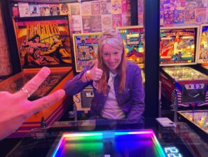 Josefin Johansson Instagram - Hej hej Warszawa var toppen tack. Otrolig veganmat, ganska dåligt fotbollslag, varmt väder, bra museum som tex Warsaw uprising museum, @chopinmuseum men framför allt FLIPPERSPELSMUSEET @pinballstation. Efter löst entré var det obegränsat spel. Tyvärr. Bra att dom ändå stängde vid midnatt. Nattmarknad, vintage on fleek och sandstränder. Dessvärre utan vatten att bada i pga Wislan ”is very bad poison and soil”. Kan Polen bli lite bättre politiskt åker jag tillbaka i ett nafs. Tack för födelsedagspresenten @oskarzaar, jag ska fylla jämt varje år.