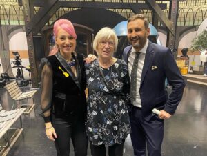 Josefin Johansson Instagram - Ikväll är vår match nummer två OCH GRUPPEN AVGÖRS. Jag och @bendjellouljohar är om möjligt ännu nervösare men stöttas av @gunnel.hylte i publiken!!!! Spännande att möta @karin.bojs och @marit_bergman, alla är så förtjusande! För att se hur det ser ut inuti buren SVEP TILL BILD TVÅ. Och vill du veta hur mamma ser ut är hon på trean. Puss ses på @svt_pasparet kl 20.00