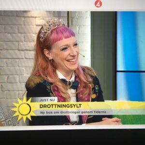 Josefin Johansson Instagram - Goddag fellow kvinnosakskämpar! 8:e mars ska vi ägna oss åt att riva patriarkatet samt konsumera. Eller det senare kan ni göra imorrn också. För på vad bättre sätt (än att demonstrera, protestera och engagera) finns än att lära dig om historiska kvinnor som kämpat på. Visserligen vid tex hovet. Men några har haft det tufft ändå! Och kanske råkat bränna ned Söderköping eller så. Lätt hänt. Köp, låna och läs #Drottningsylt och #Dynamitgummor! Så stöttar du dessutom två hårt arbetande damer! Alltså jag och @jonnabjornstjerna 👸🏼👩🏽‍🔬

Glad kamp på Internationella kvinnodagen! 

@mondialforlag @kahlo.se